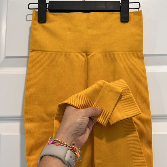 Set active matching yellow sports bra + leggings // pants xs bra s - Picture 4 of 5